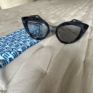 Elegant Black Cat-Eye Sunglasses